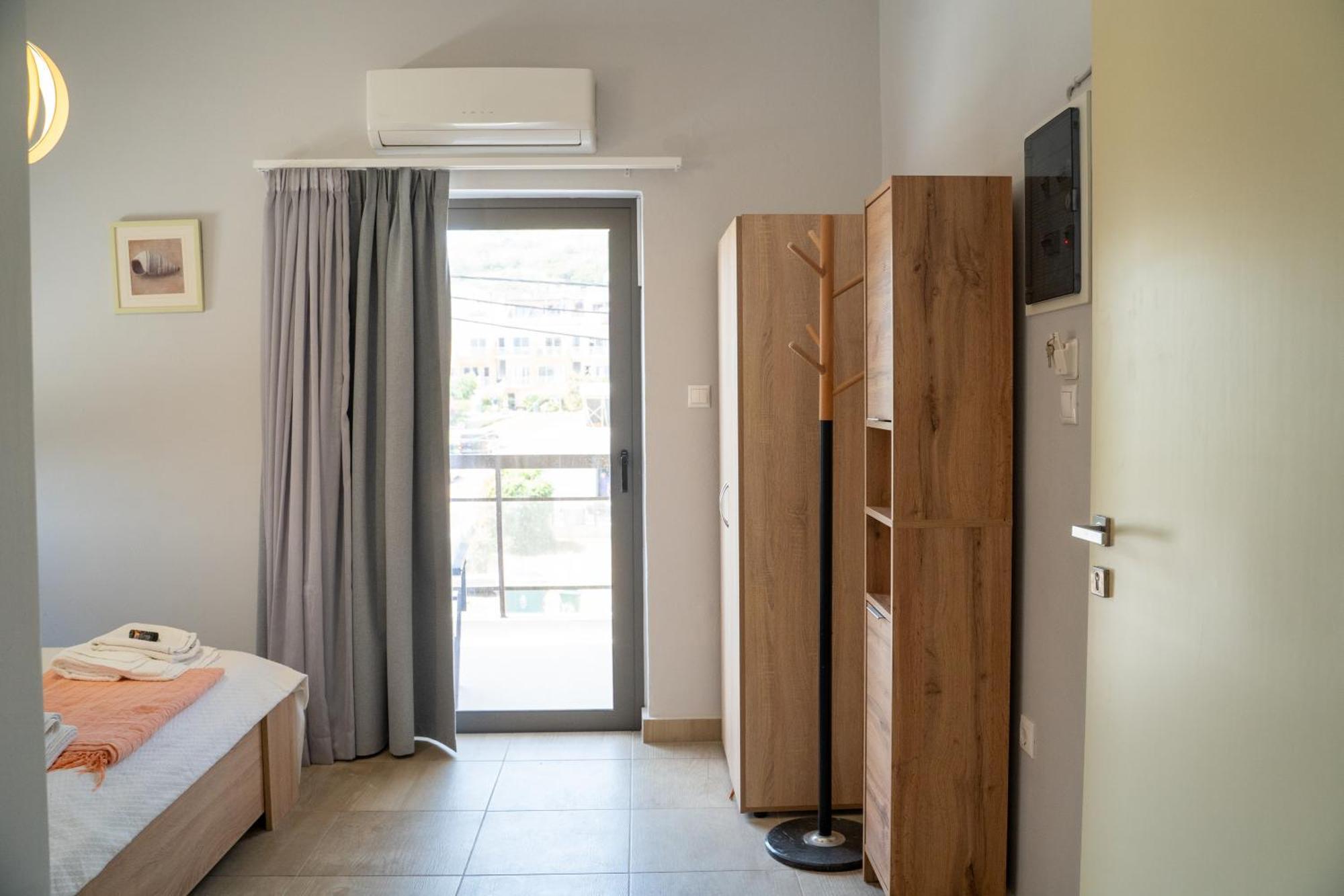 Nefeli Rooms Agia Marina  Exterior photo